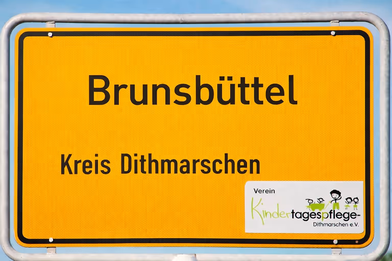 Ortsschild Brunsbüttel mit dem Logo des Kindertagepflege Verein