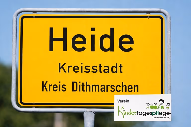 Ortsschild Heide mit dem Logo des Kindertagepflege Verein