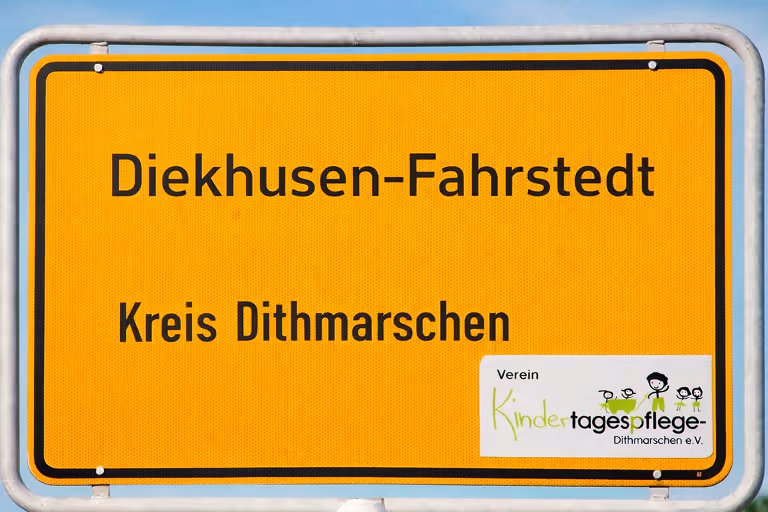 Ortsschild Diekhusen-Fahrstedt mit dem Logo des Kindertagepflege Verein