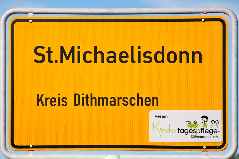 Ortsschild St. Michaelisdonn mit dem Logo des Kindertagepflege Verein
