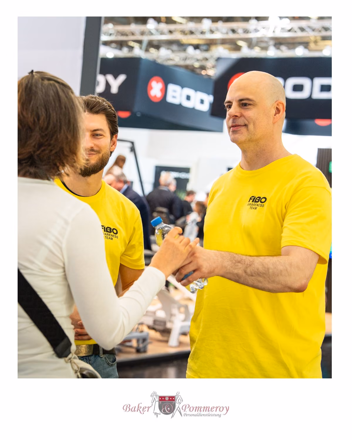 Zwei männliche Awareness Mitarbeiter auf der Fibo in Köln