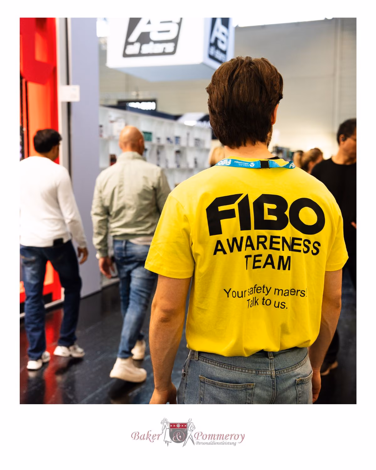 Ein männlicher Awareness Mitarbeiter auf einer Messe
