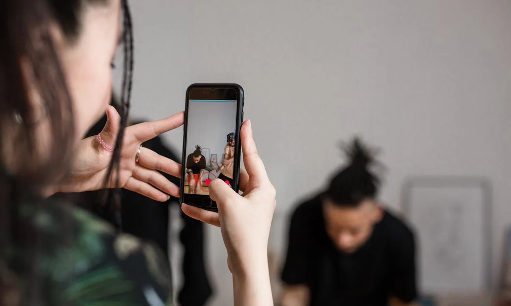 Rövid social media videó készítése vállalkozás számára modern irodai környezetben