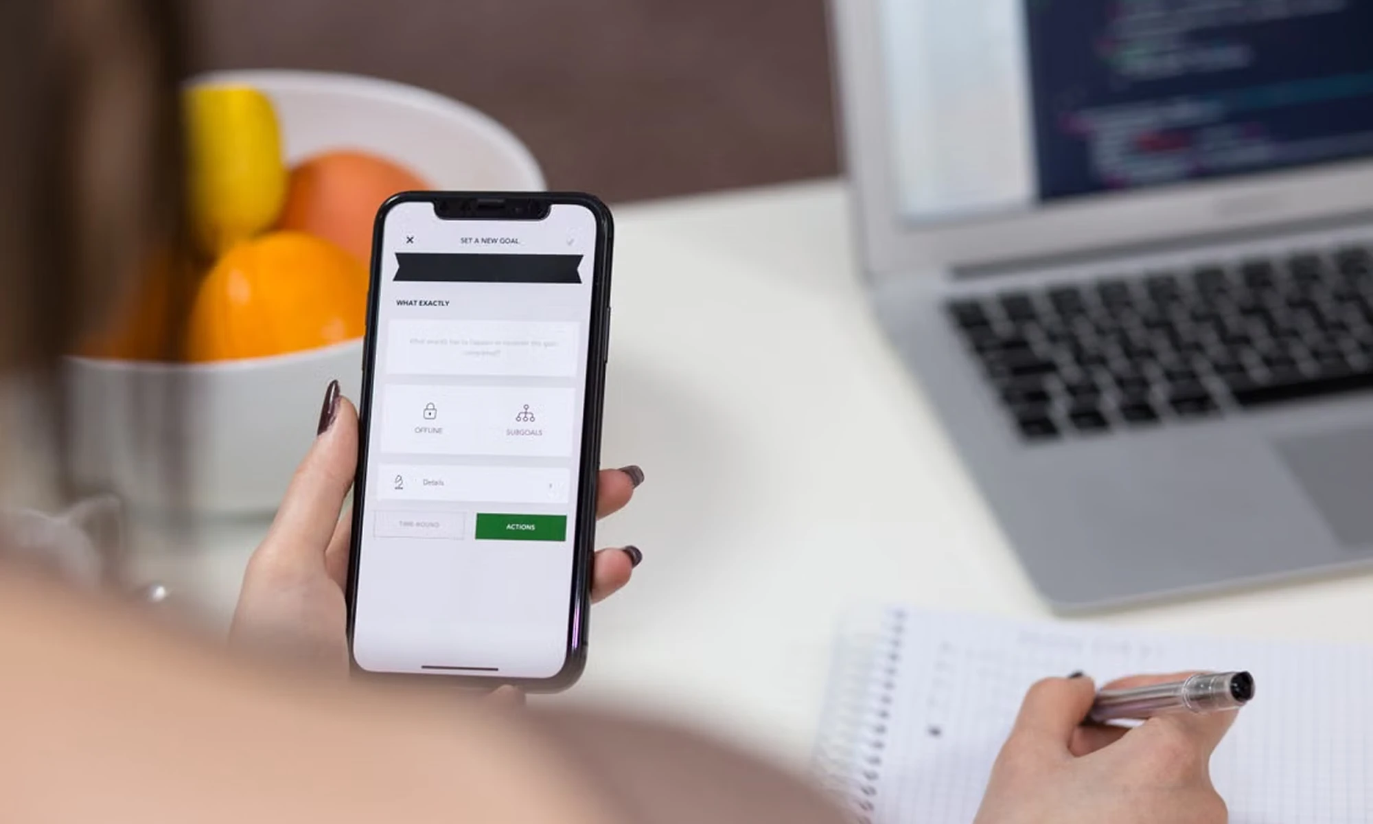 Mobilra optimalizált kapcsolatfelvételi űrlap egyszerű mezőkkel és jól látható ajánlatkérő CTA-val