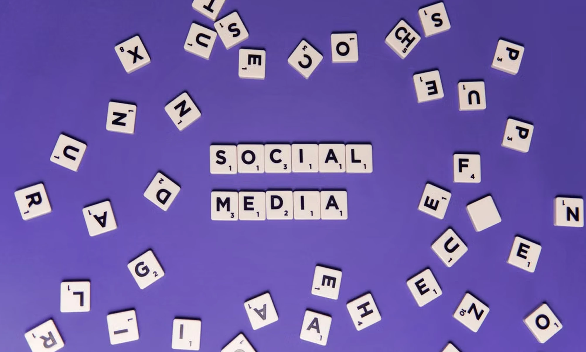 Facebook, Instagram, TikTok és LinkedIn social media platformok stratégiai összehasonlítása vállalkozások számára