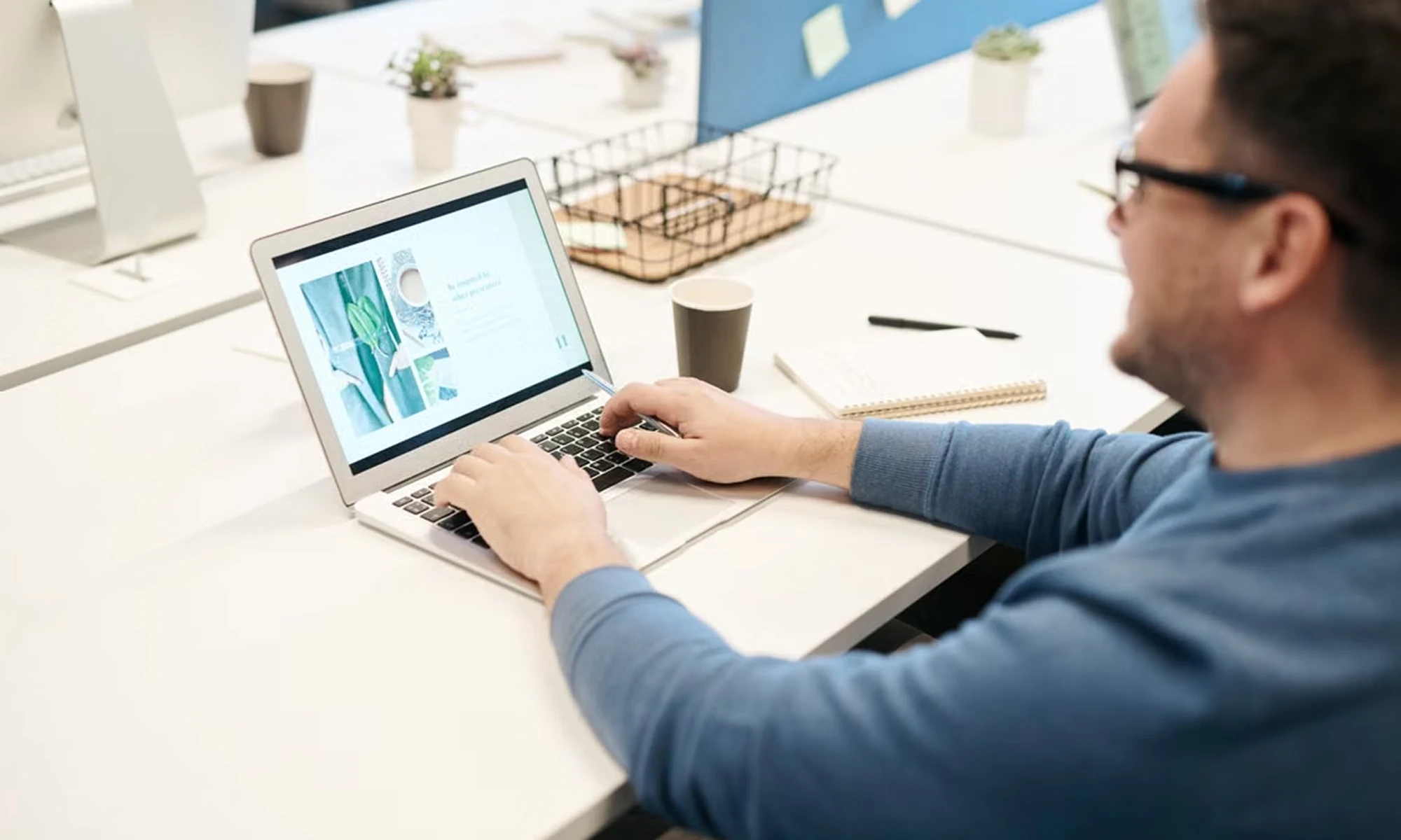 Ügyfélreferenciák és valódi vélemények bemutatása bizalomépítő vállalati weboldalon