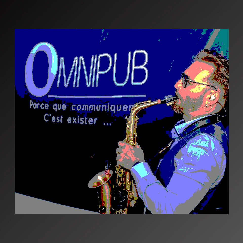 Homme jouant du saxophone devant une bannière bleue OMNIPUB avec le slogan "Parce que communiquer c'est exister..."