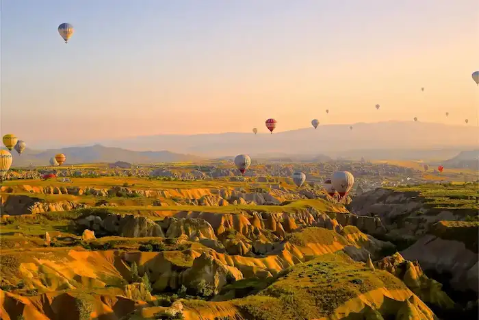 Paysage en haut des montagnes avec des montgolfières