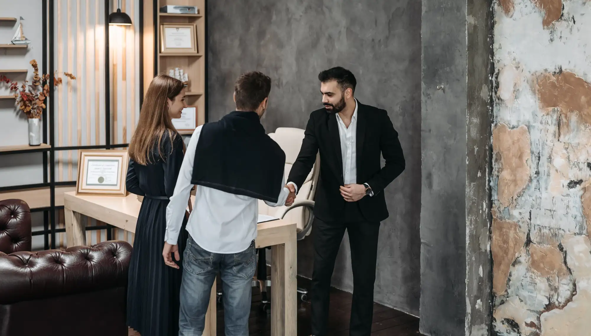 Professionisti durante un incontro con un cliente