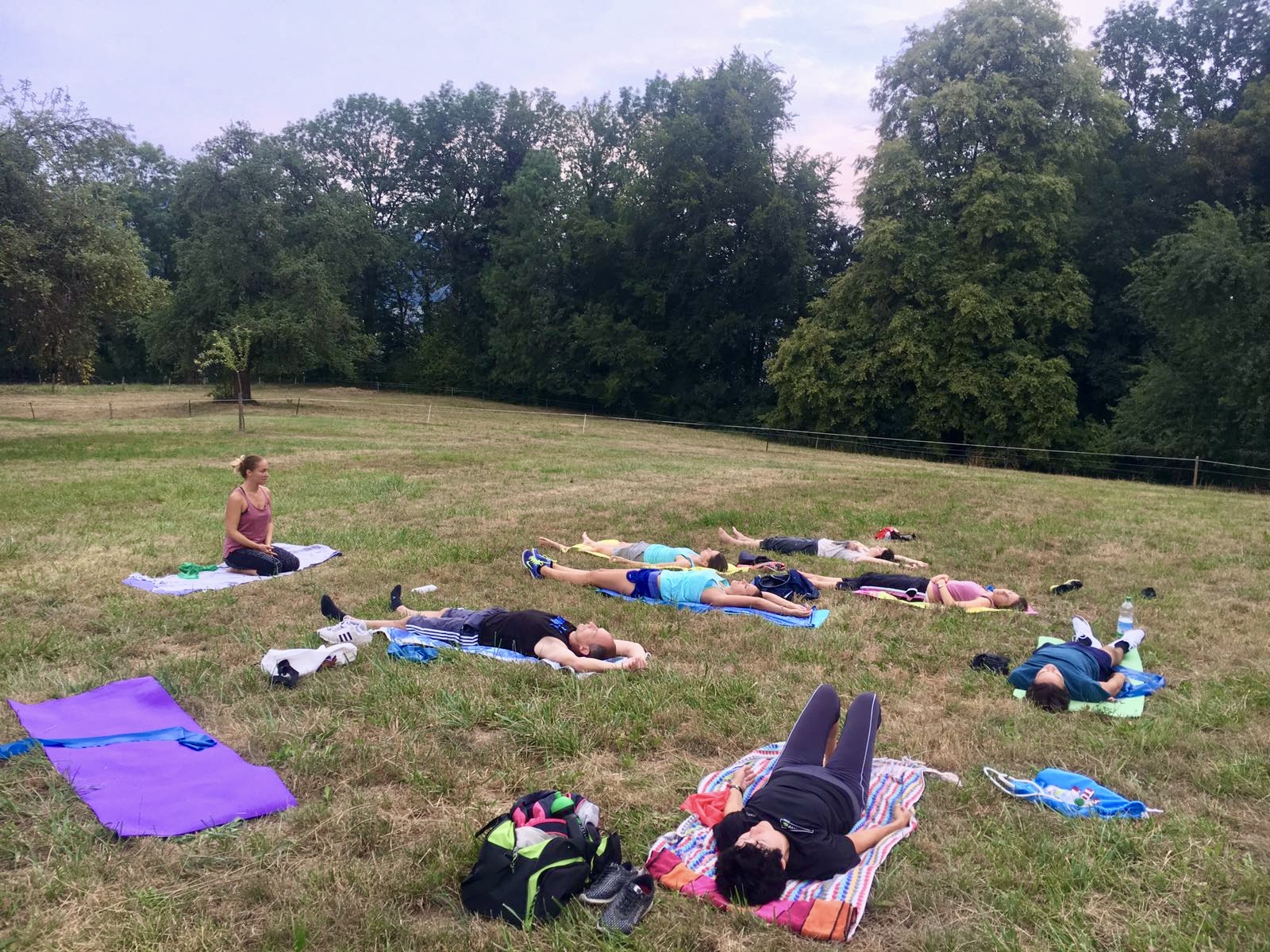 Yoga Gruppentraining Outdoor Wiese Bewegung Kurs Neftenbach bei Winterthur
