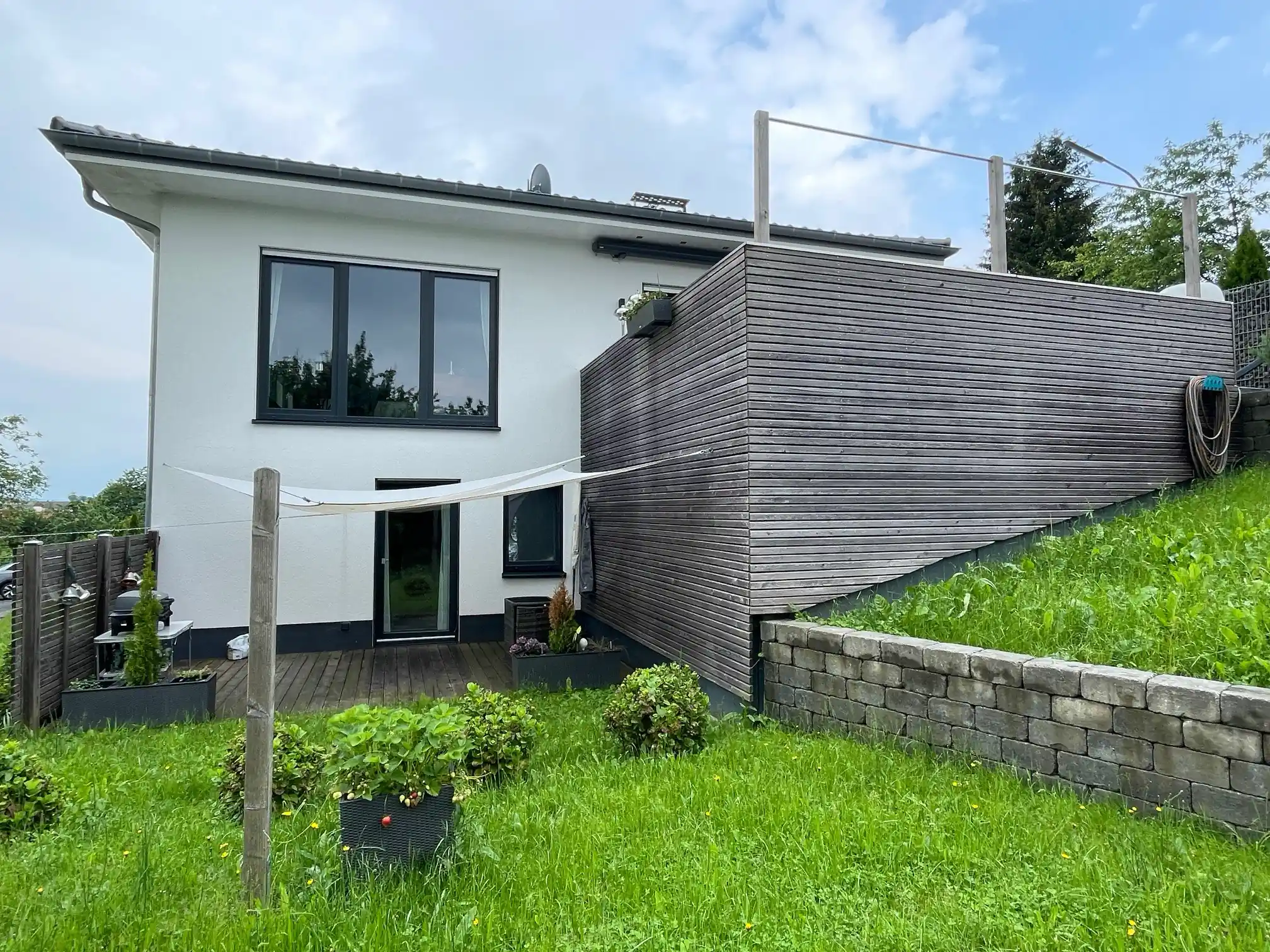 Außenansicht Einfamilienhaus mit Einliegerwohnung in Brachttal