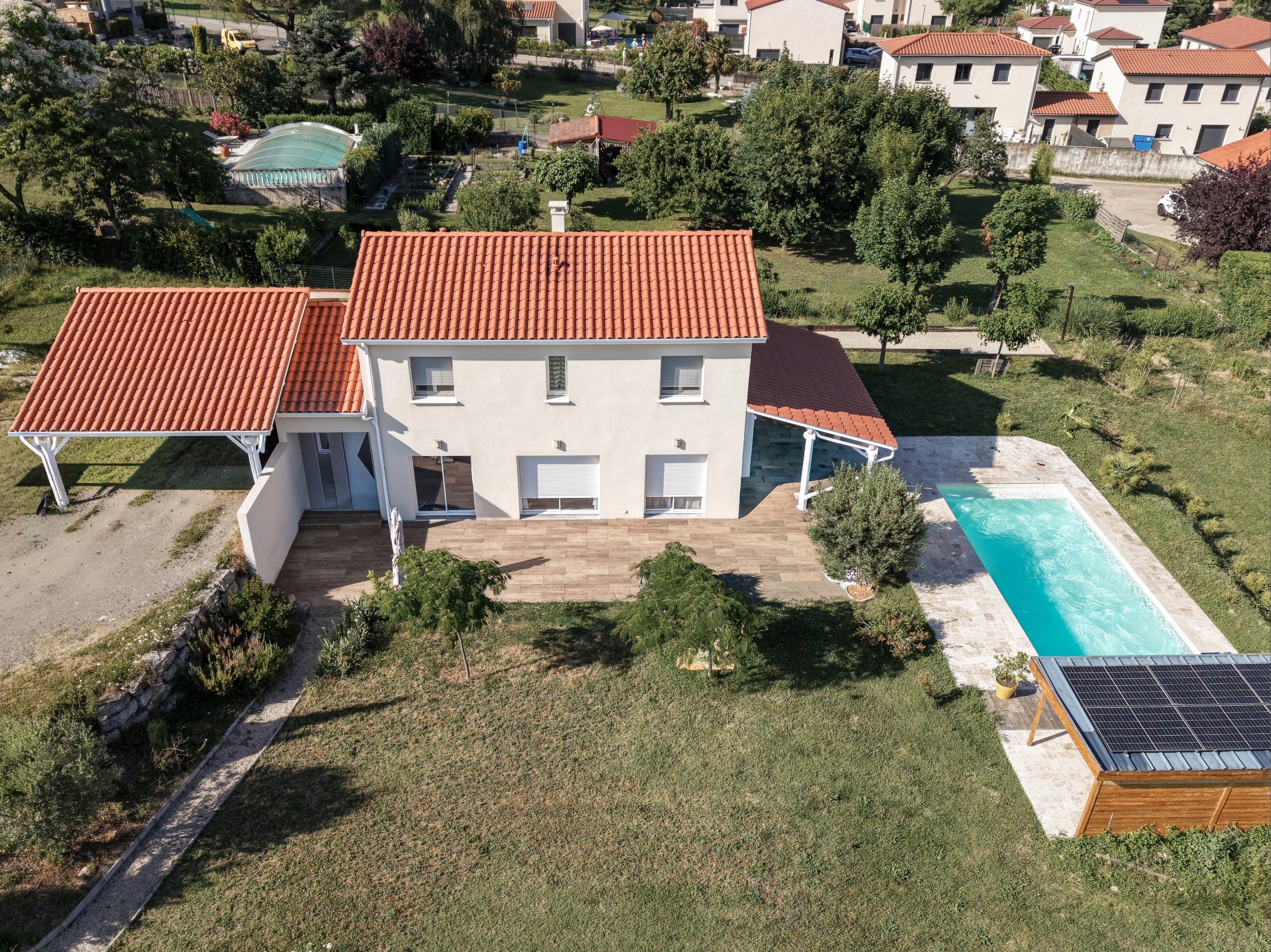 Vue aérienne d'une maison individuelle et de ses extérieurs, réalisée par drone.