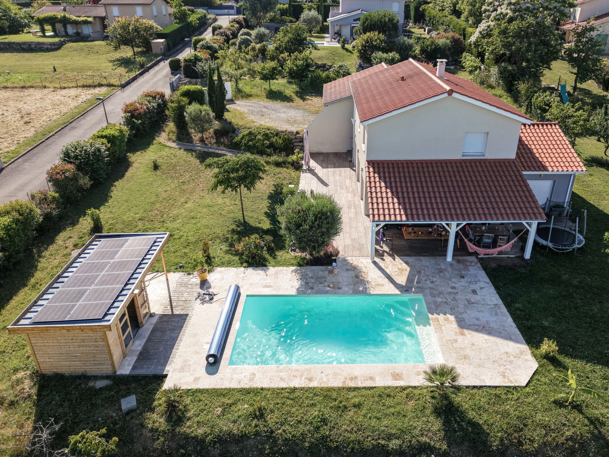 Vue aérienne présentant l'ensemble de la propriété, son jardin, sa piscine et ses aménagements extérieurs.