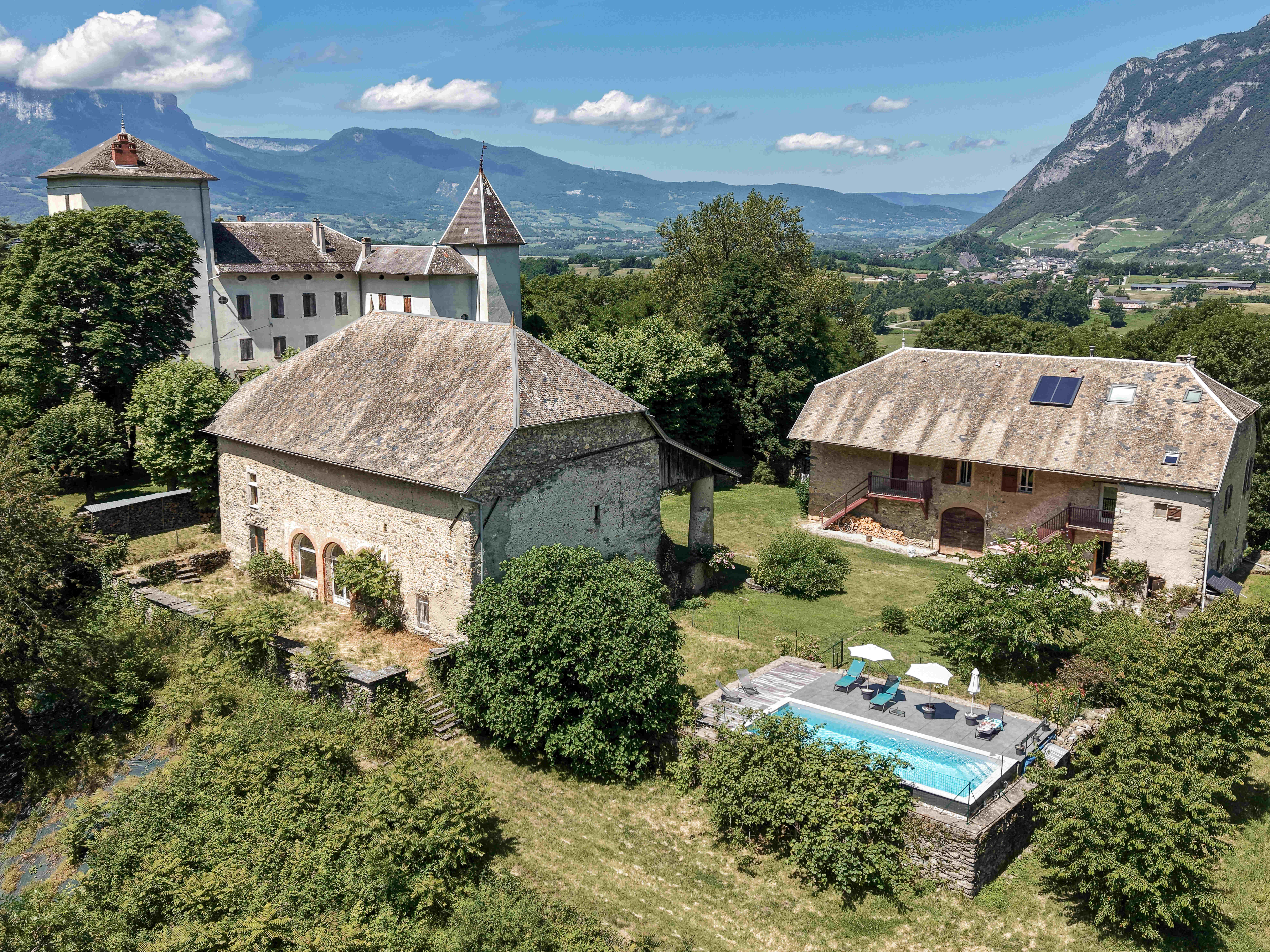 Vue aérienne de la propriété et de son environnement, permettant d'apprécier l'ensemble du domaine, son architecture et ses espaces extérieurs.