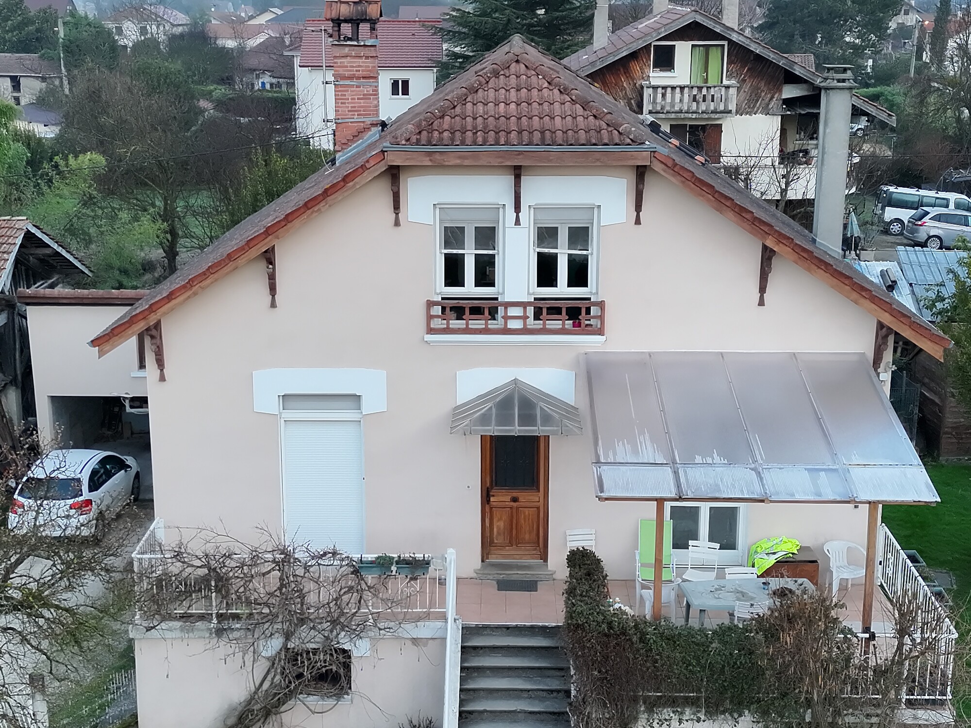 Vue aérienne d'une maison individuelle, utilisé comme support pour l'inspection t l'analyse de son enveloppe extérieure.