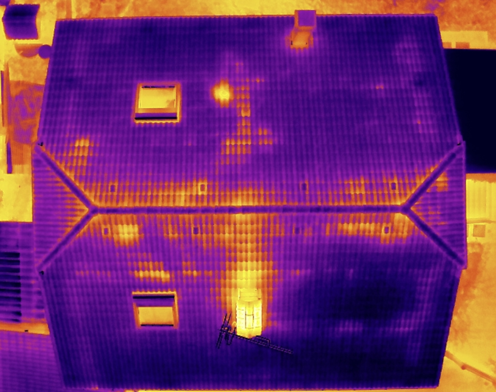 Vue thermique de l’une des façades de l’habitation, accompagnée de sa vue visible, permettant de comparer l’aspect réel du bâtiment avec sa signature thermique et d’identifier d’éventuelles anomalies.