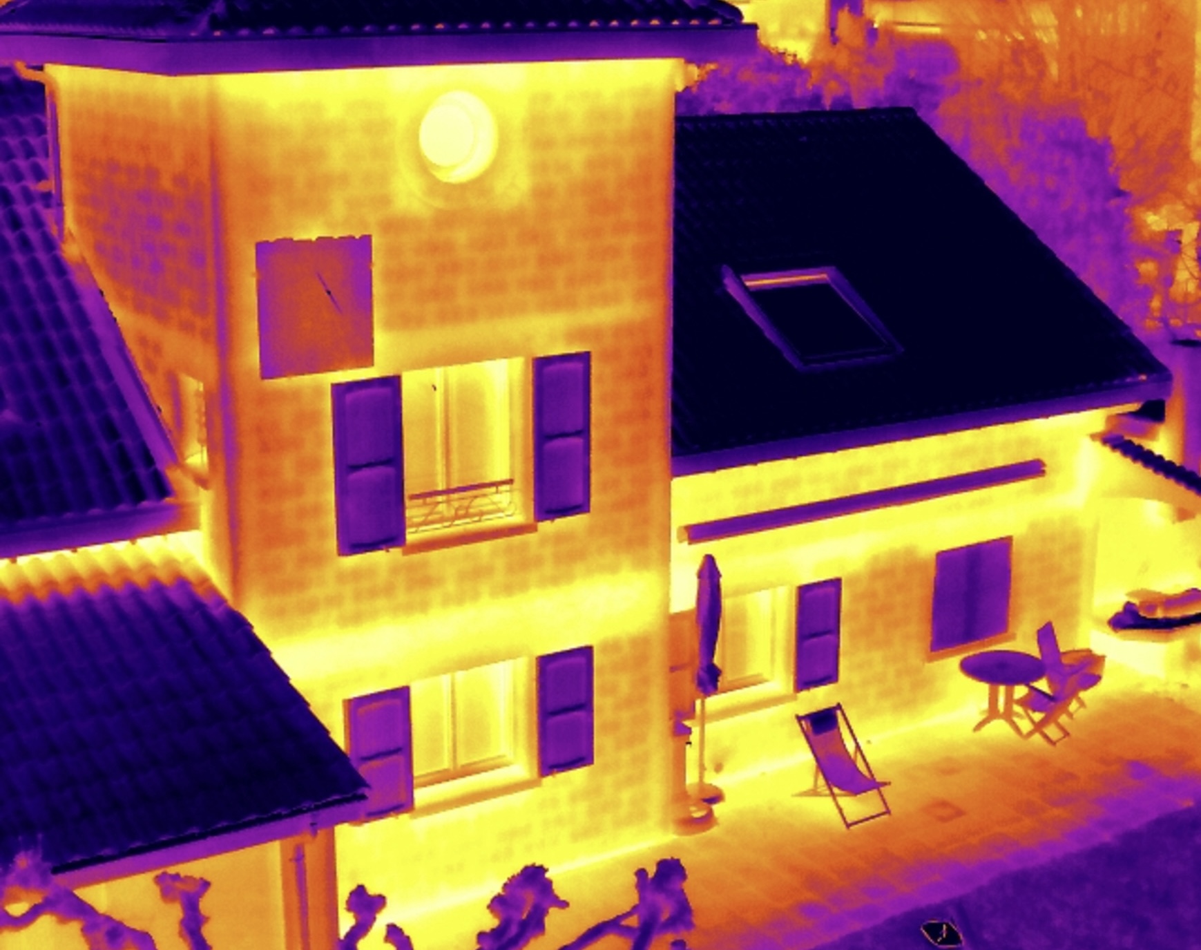 Vue thermograhique aérienne de la façade principale de l'habitation à La Buisse, utilisée dans le cadre de l'inspection thermique du bâtiment.