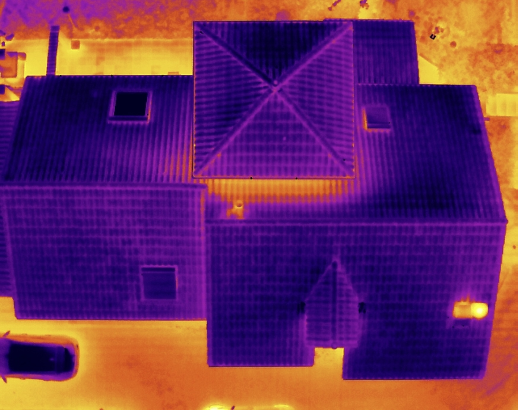 Vue thermographie aérienne de la toiture de l'habitation, présentant les variations thermiques observées lors de l'inspection.