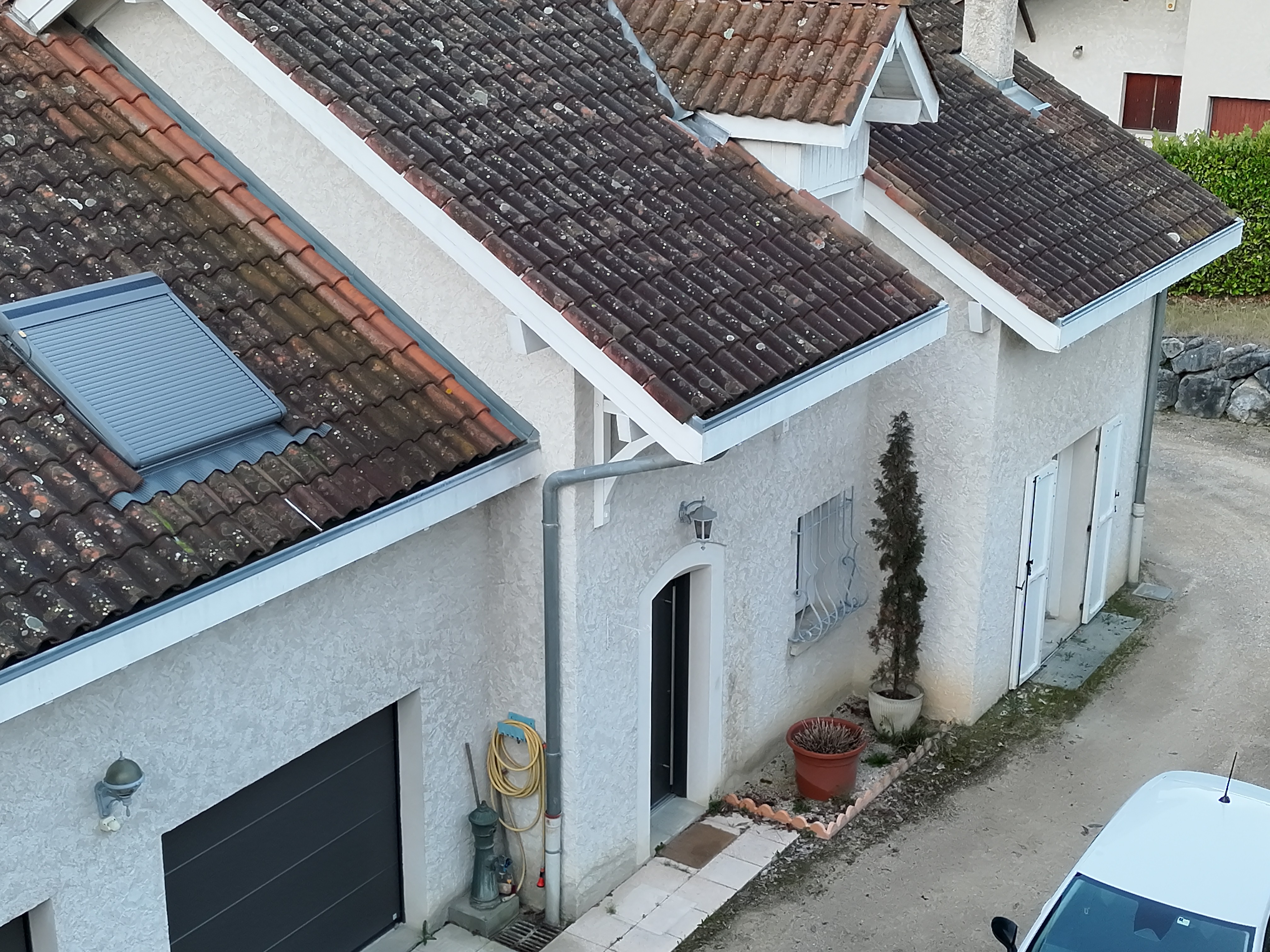 Vue aérienne de l'entrée et de la façade principale de l'habitation.