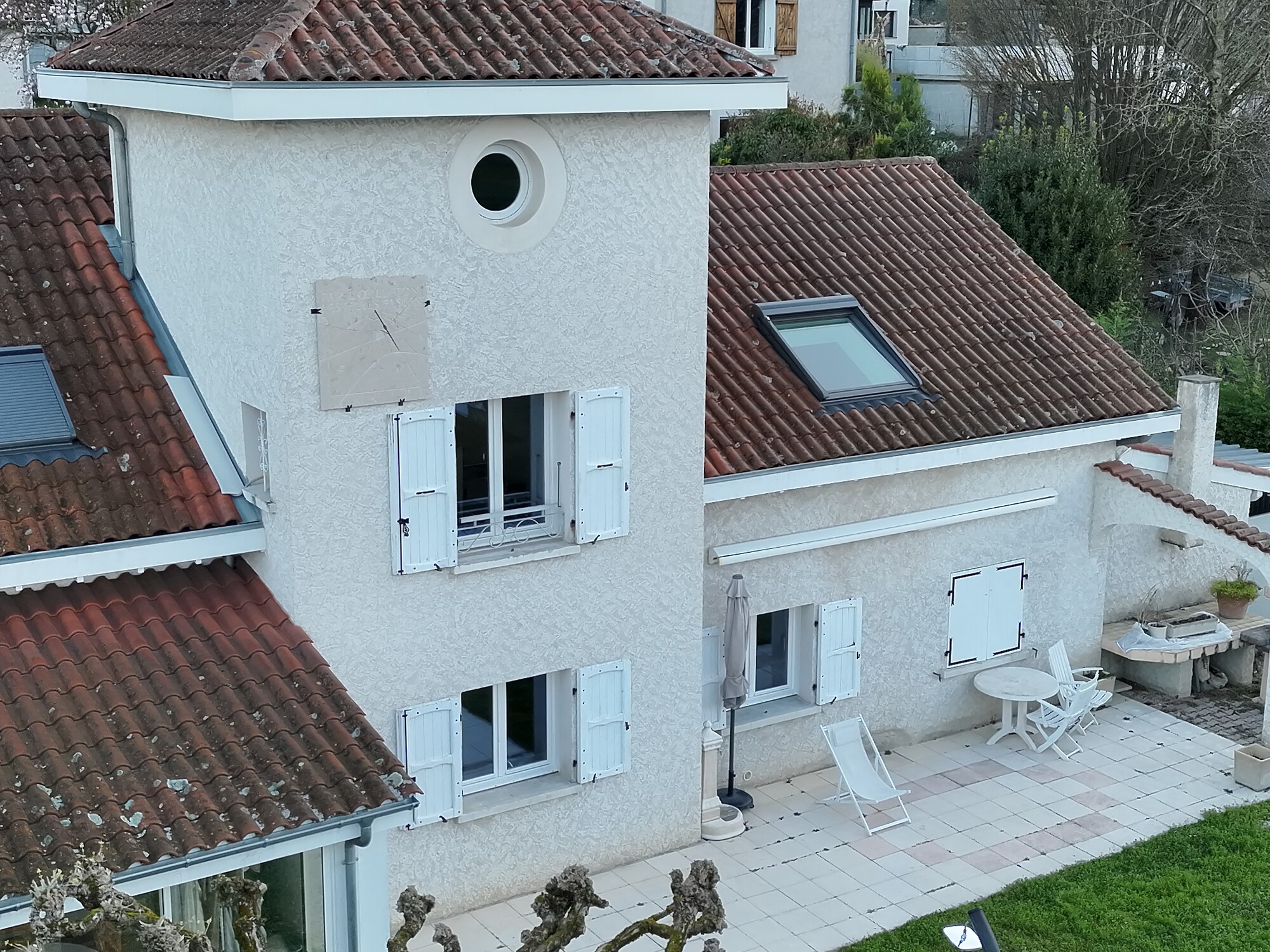 Vue aérienne de l'habitation inspectée à La Buisse, en Isère, présentant la façade principale et son environnement.
