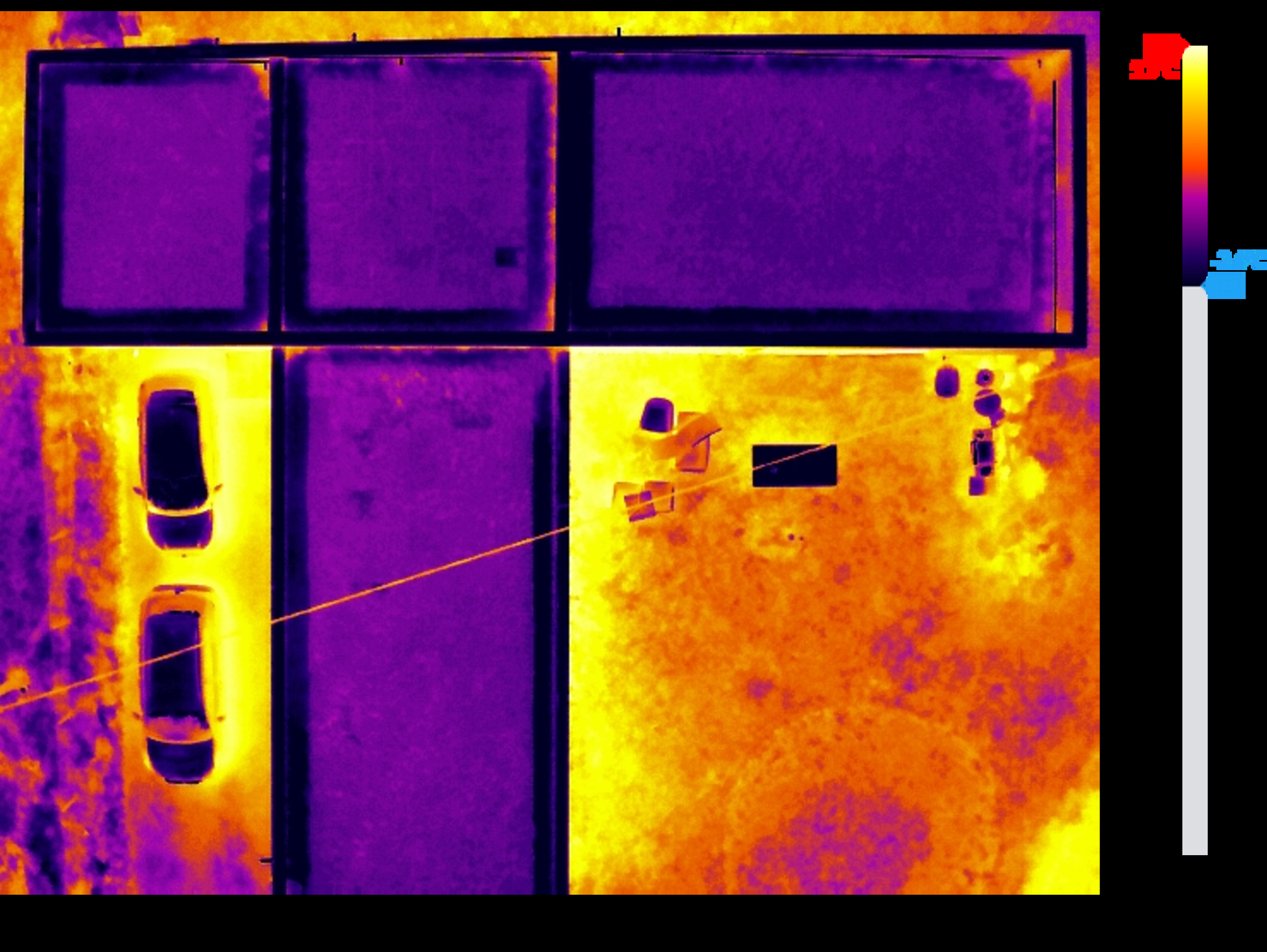 Vue thermographique aérienne du toit de l'habitation réalisée dans le cadre de l'inspection thermique du bâtiment.