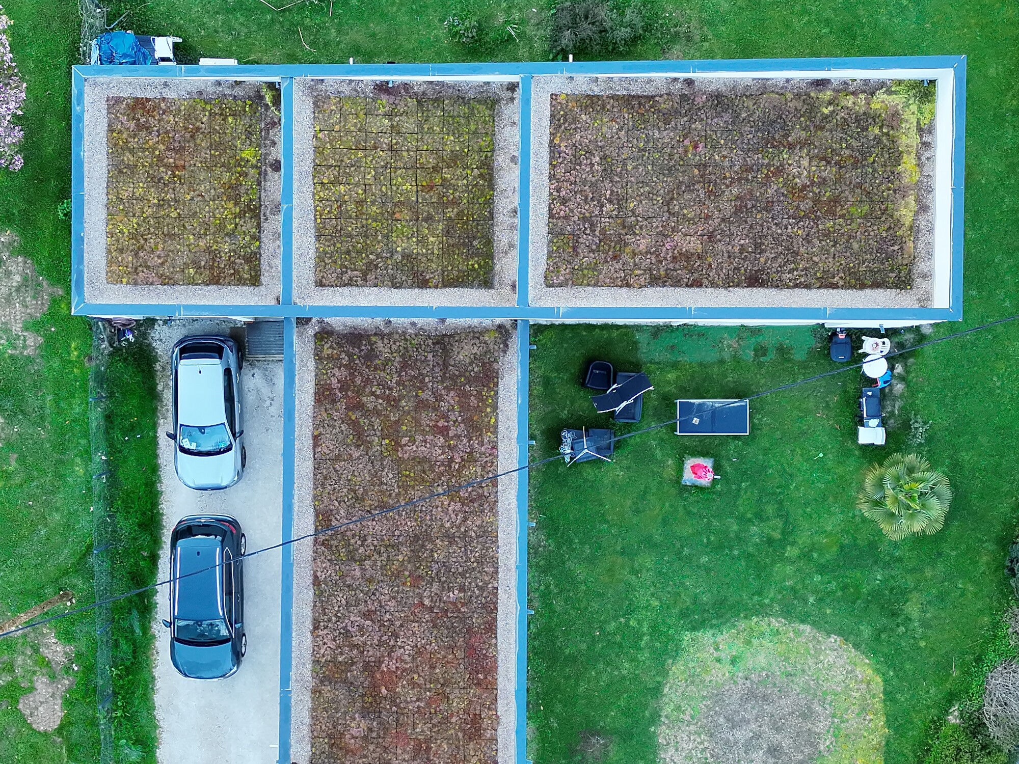Vue aérienne de la toiture de l'habitation à Voreppe, utilisée comme référence visuelle dans le cadre de l'inspection thermographique.