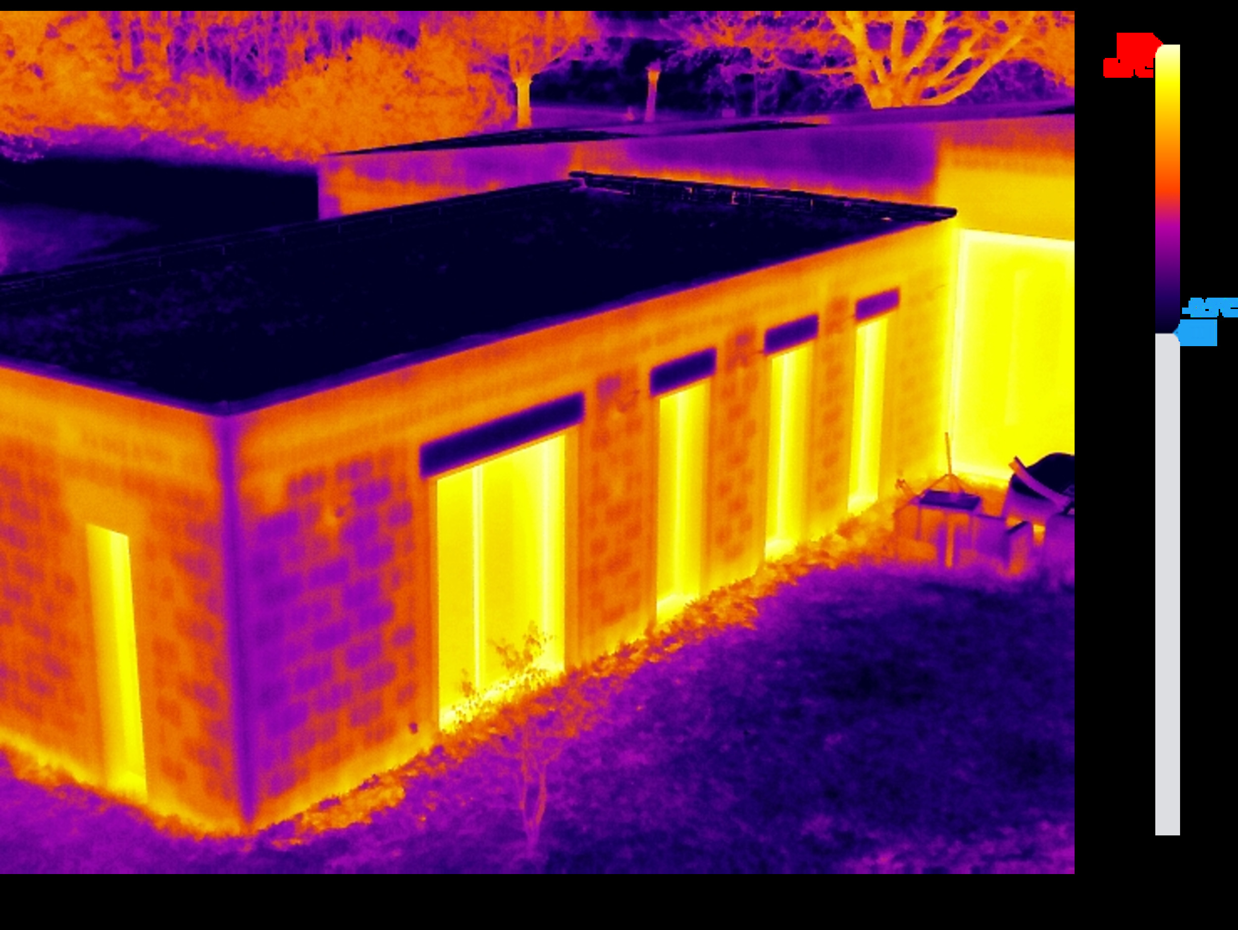 Vue thermographique aérienne de l'habitation, mettant en évidence les variations thermiques observées sur la toiture et les façades.