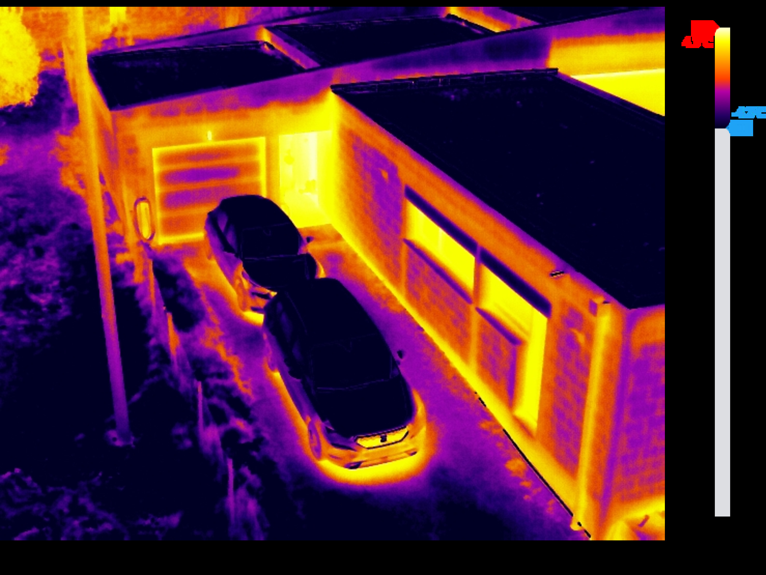Vue thermographique de la façade et de l’entrée, mettant en évidence les variations thermiques observées.
