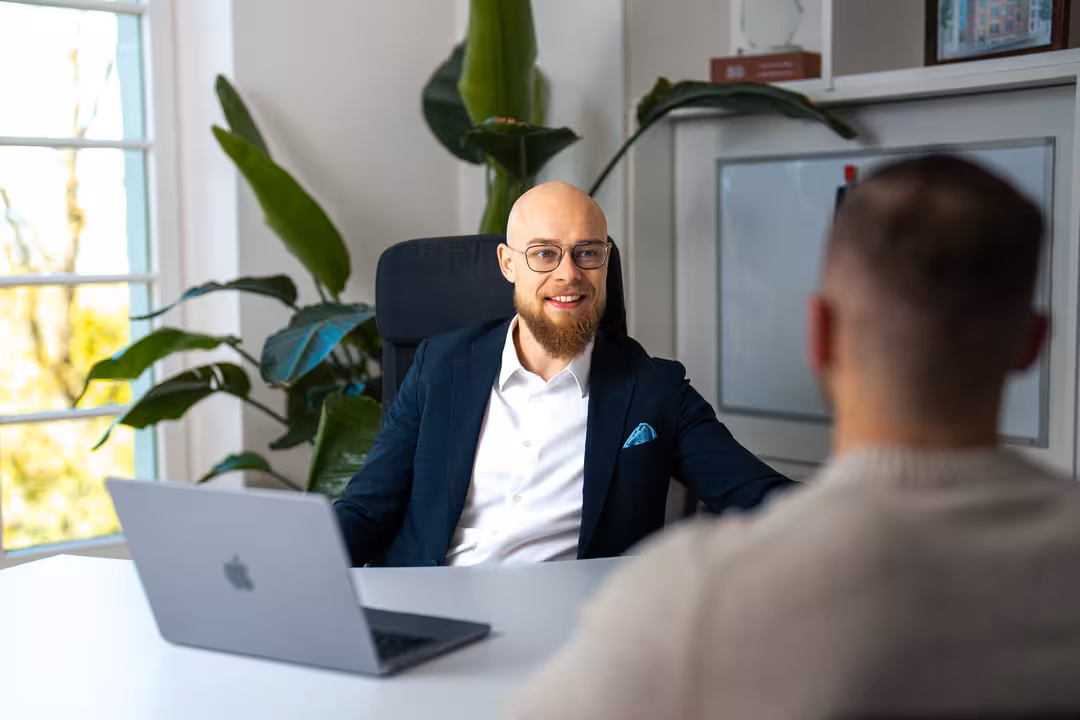 Käpsele Finanzberatung – moderner Arbeitsplatz im Stuttgarter Büro
