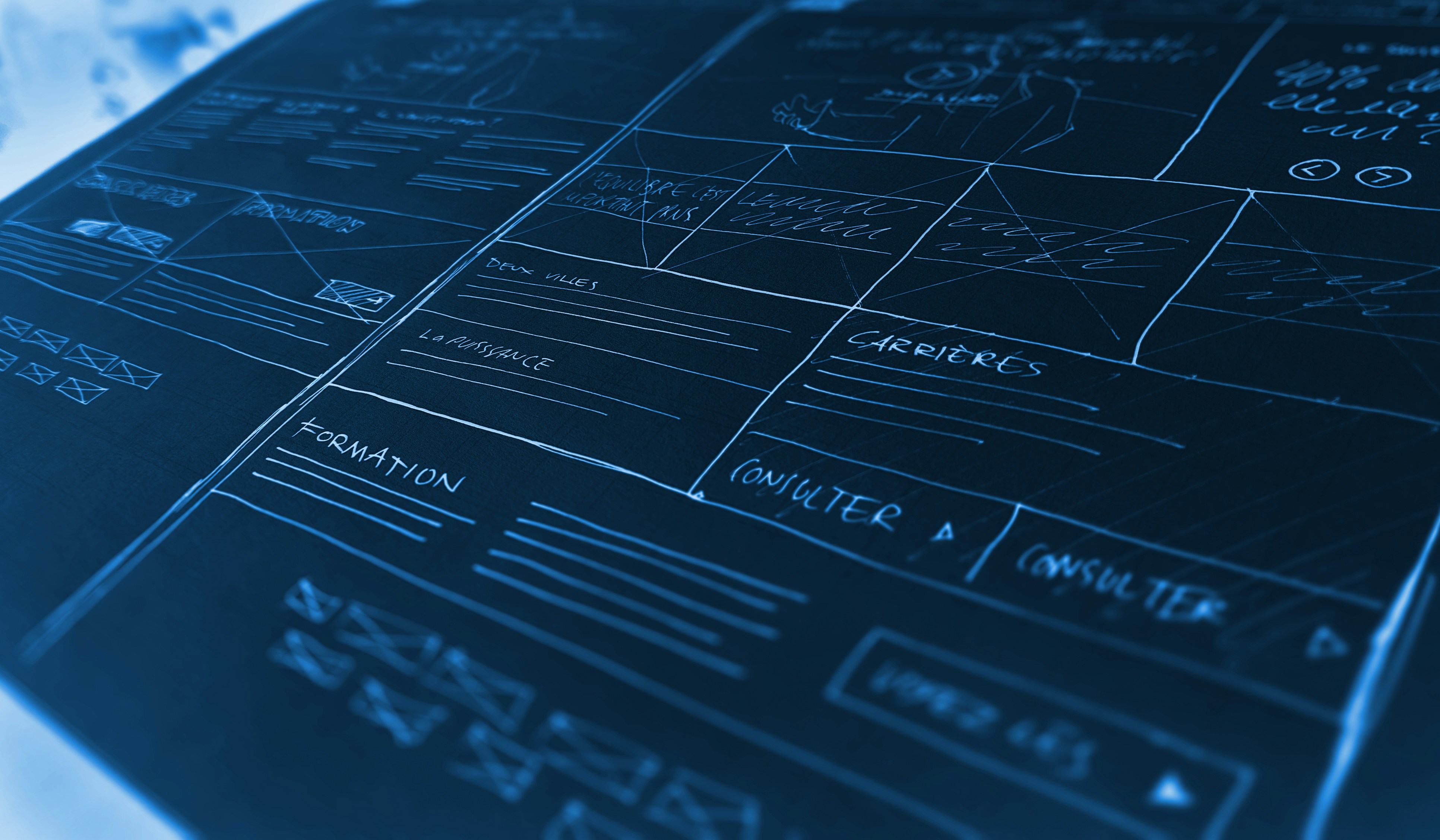Blueprint style wireframe sketch of a website layout with sections labeled in French.