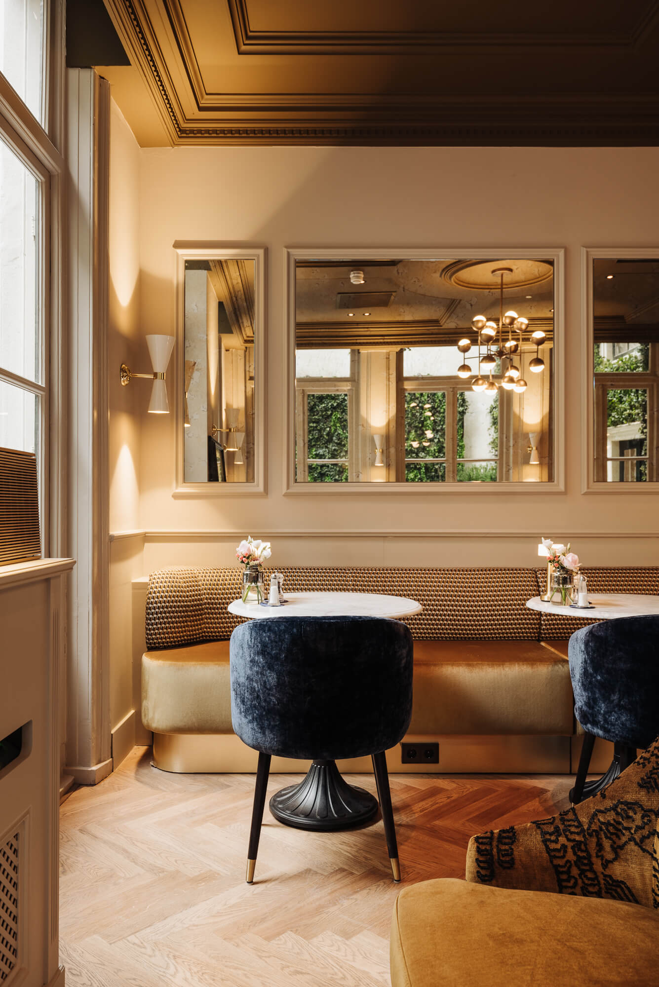 Hotel lounge interior design at Hotel 717 Amsterdam with seating area by HIP Studi