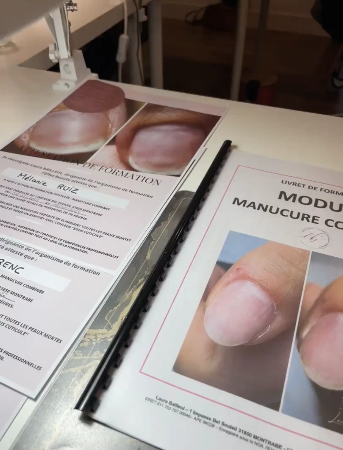 Des documents comportant des photos en gros plan d'ongles, notamment un certificat de formation et un livret de cours de manucure.