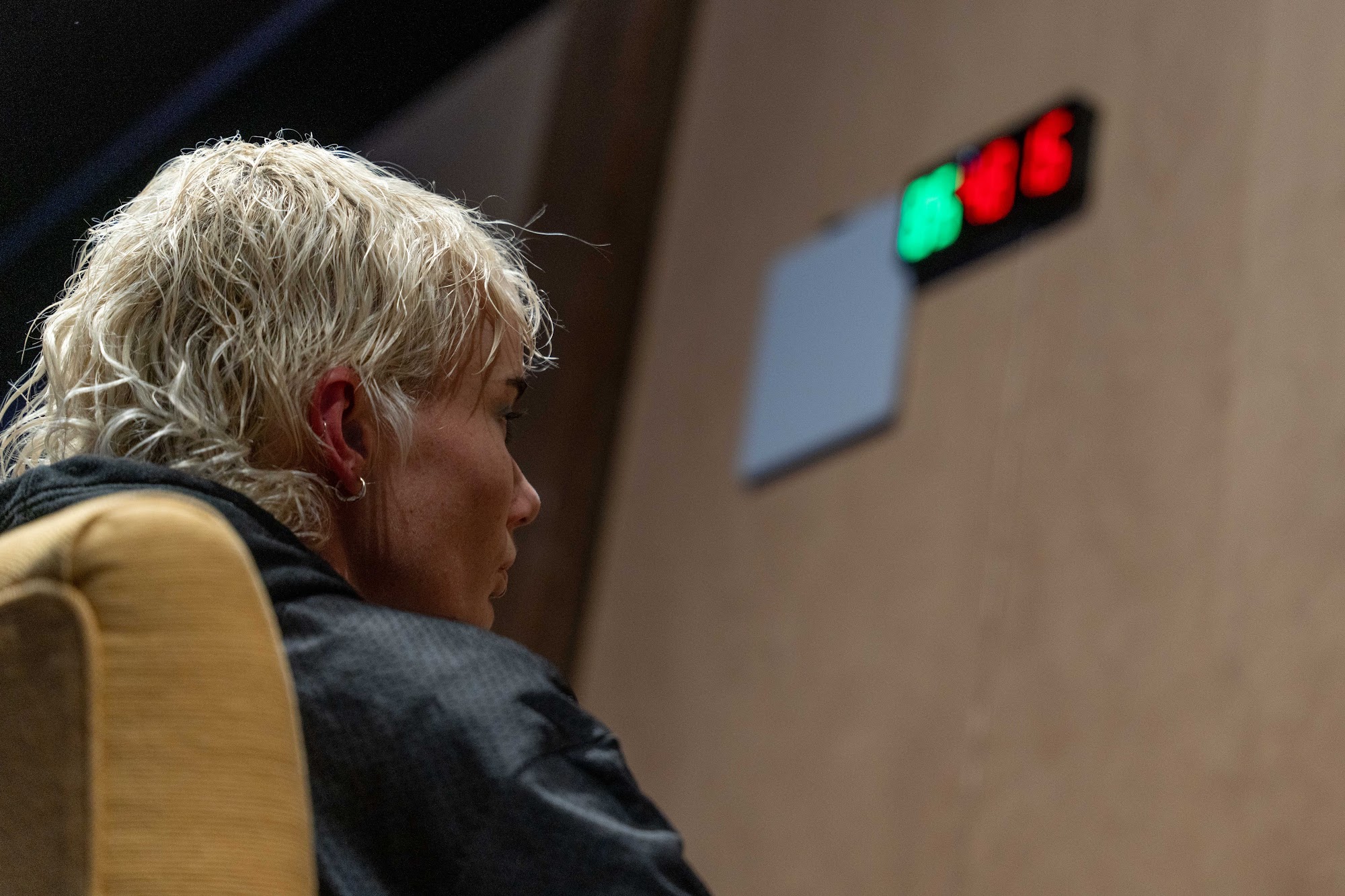 A wallmaxxer takes a seat beside Toni Tait at Artspace, Kudos Live: G R / N D 2026.
