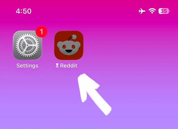 Home screen showing Reddit app with blocked status indicator