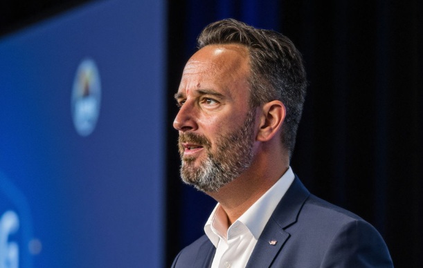Daniel Brick auf der Bühne mit souveränem Lächeln