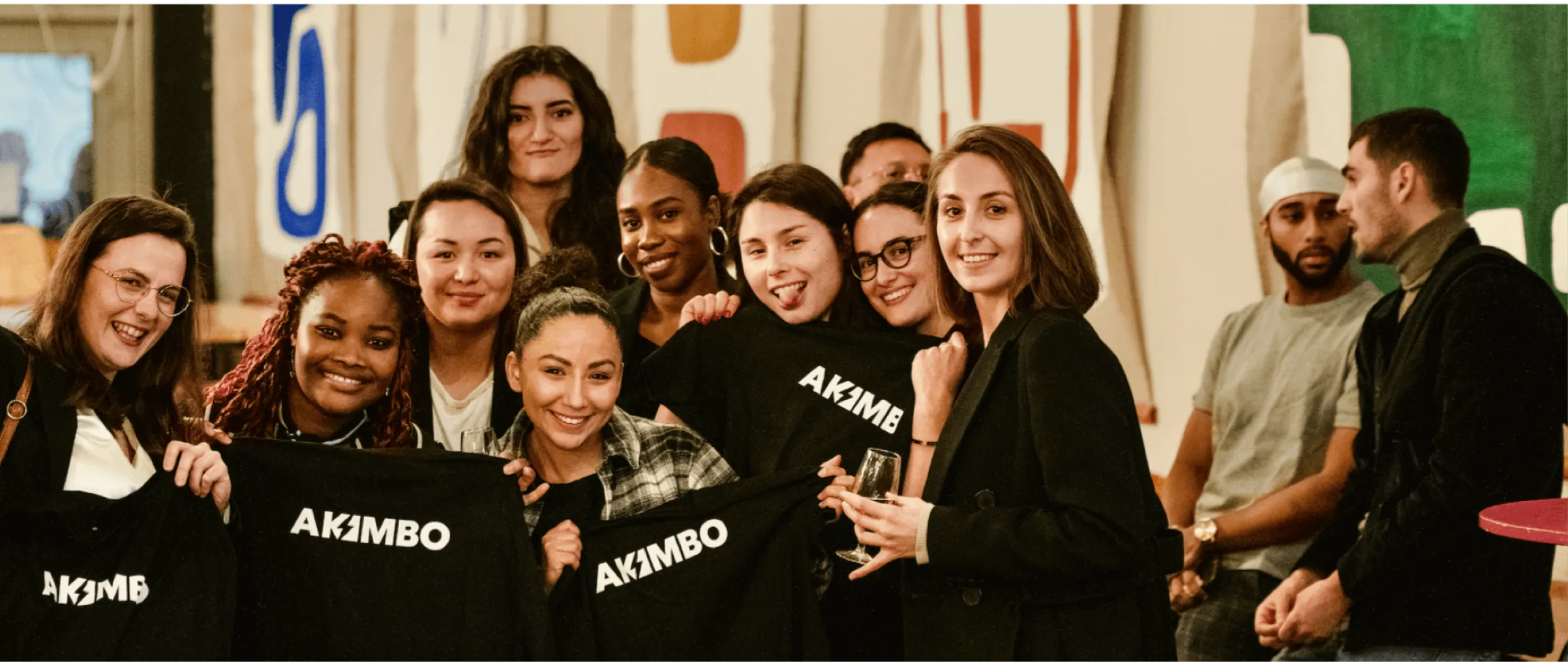 Groupes d'Akimbers avec T-shirt Akimbo