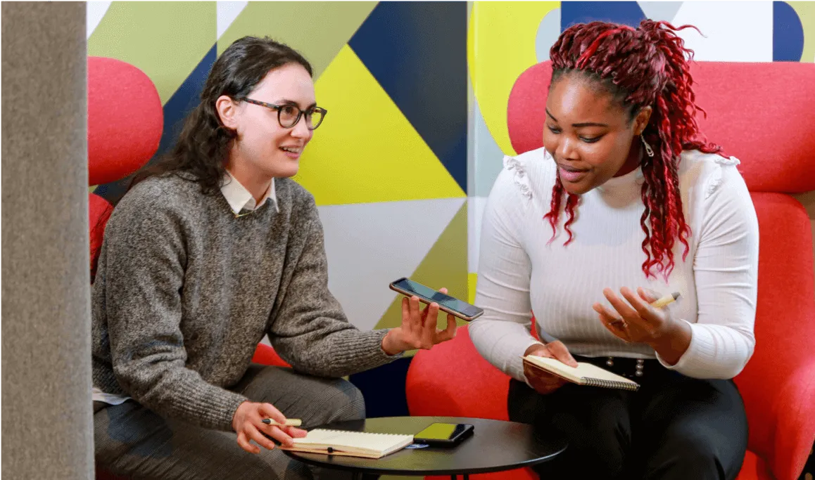 Deux filles d'Akimbo Discutant