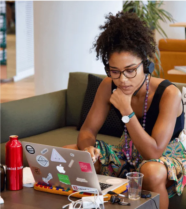 Personne en plein travail chez Akimbo