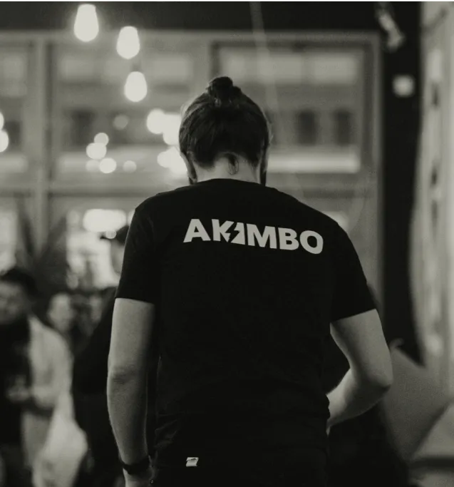 Marin Lévesque de dos - Tshirt Akimbo