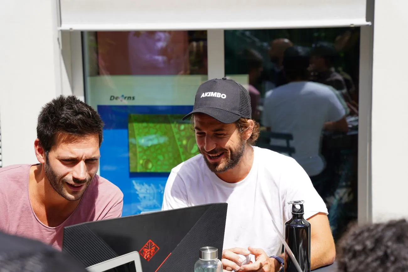 Business developers d'Akimbo qui utilisent des outils de prospection