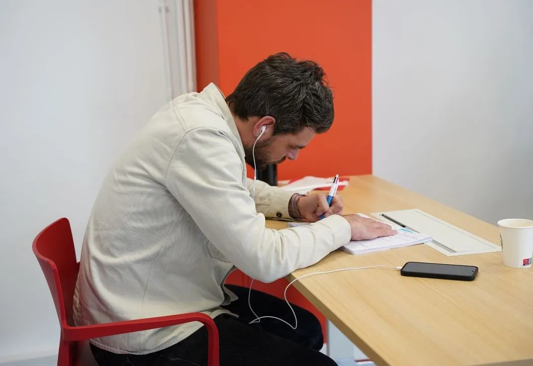 étudiant Akimbo qui améliore son script de prospection commerciale