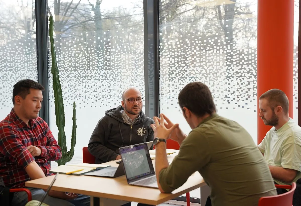 Quatre business developers qui travaillent ensemble dans les locaux P'Akimbo à Paris