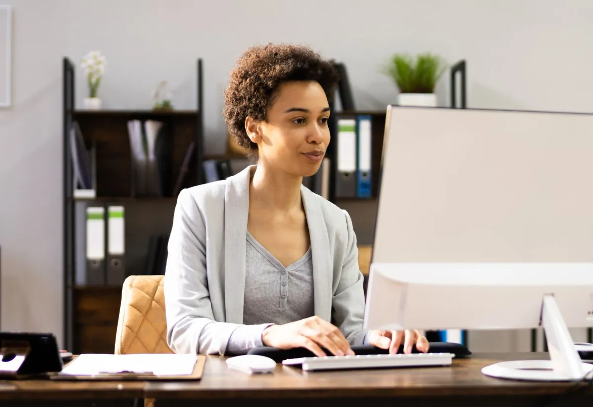 Une Key Account Manager qui travaille sur ses comptes clés