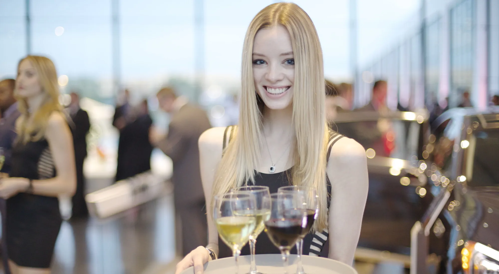 Servicepersonal bei einem Gala-Dinner – exklusive Eventbetreuung durch eventas