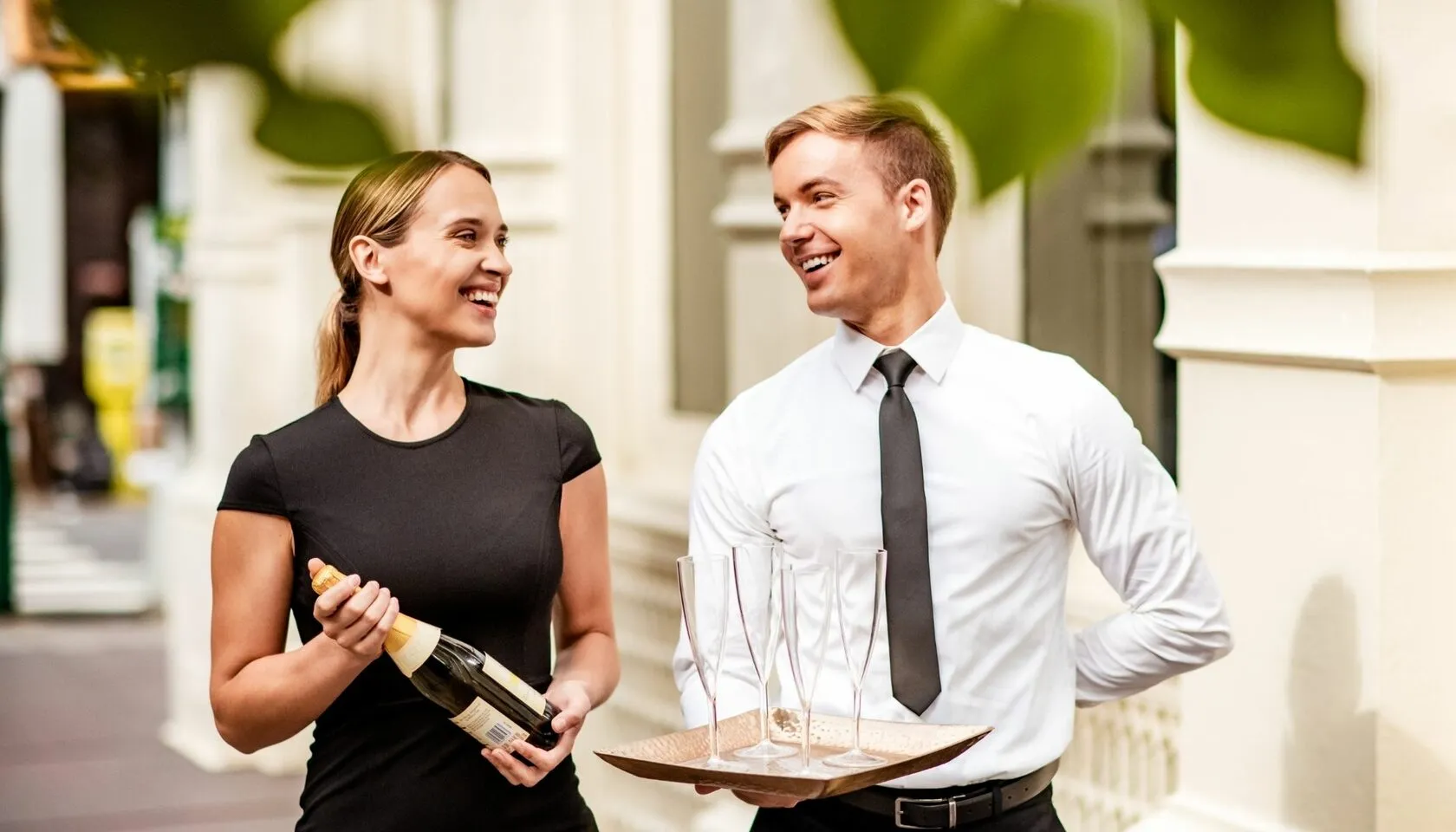 Servicekräfte von eventas beim gehobenen Event-Catering – professionelles Gastronomiepersonal