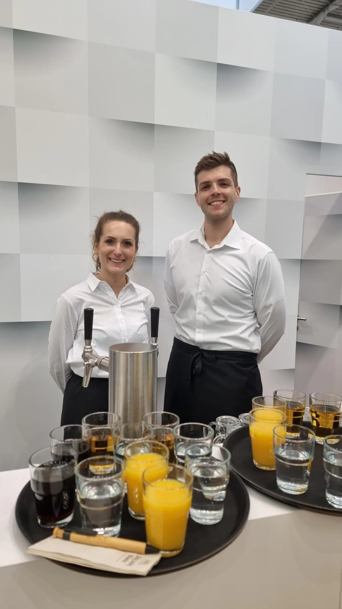 Professionelle Messehostessen beim Besucherempfang – Eventpersonal von eventas für Messen