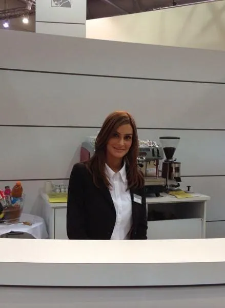 Messehostess beim Standeinsatz in Hannover – professionelle Messehostessen von eventas