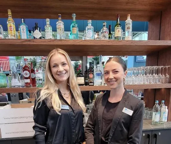 Servicekräfte von eventas auf der EMO Hannover – Gastronomiepersonal für Industriemessen
