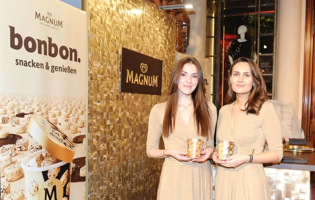 Zwei elegante Promoterinnen präsentieren Produkte der Premiummarke Magnum – Promotionpersonal für Markenauftritte.