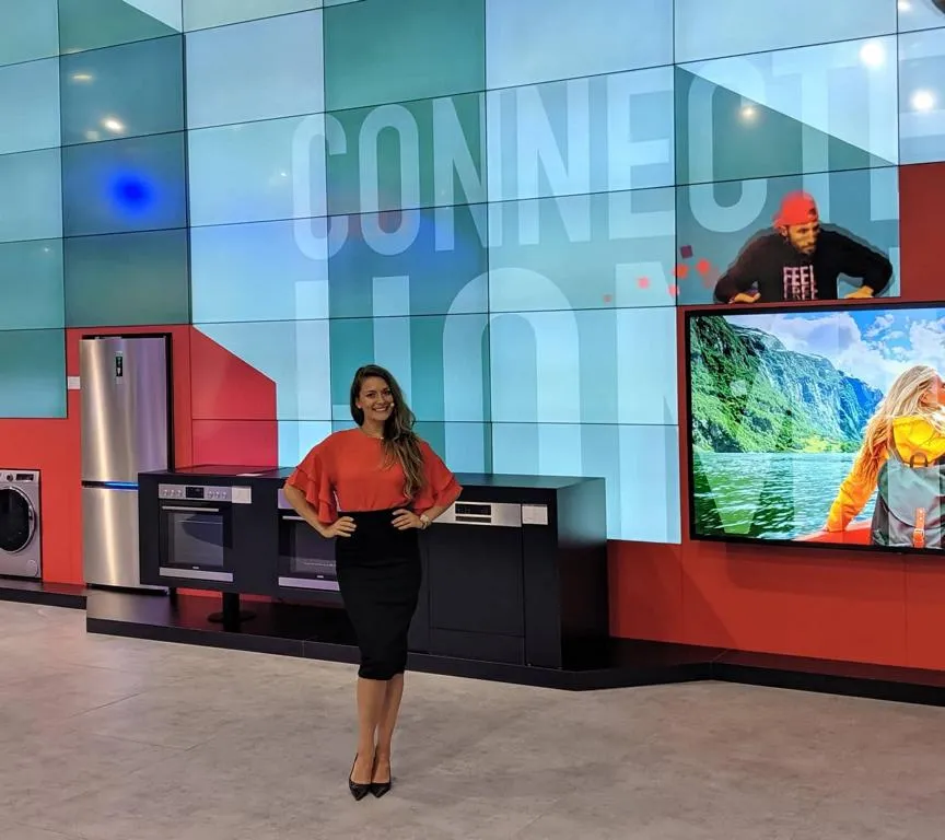 Sarah Dydymski moderiert im TV-Studio